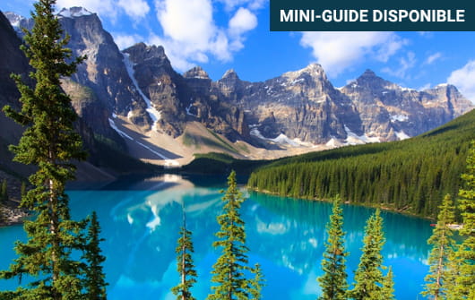 Montagnes et lac turquoise dans l'Ouest canadien