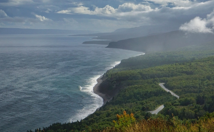 Vue sur la Cabot Trail et la côte depuis Pathend Brook Lookout